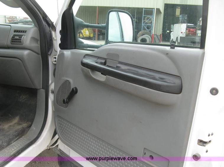 image for item H8562 2006 Ford F550 Super Duty XL cab and chassis
