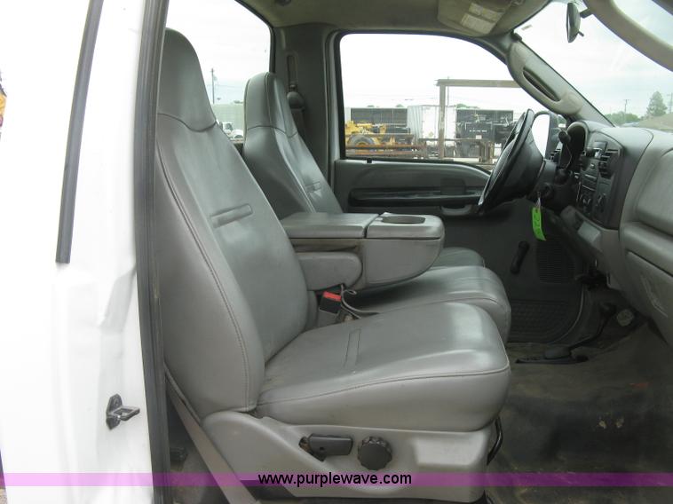 image for item H8562 2006 Ford F550 Super Duty XL cab and chassis