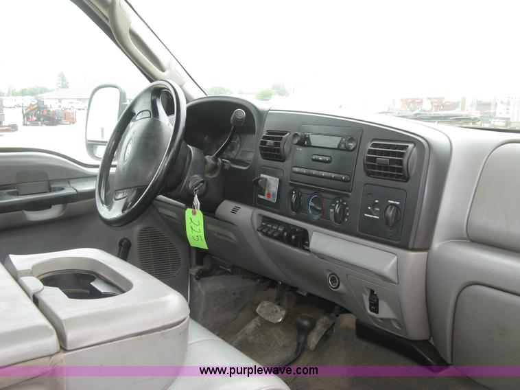 image for item H8562 2006 Ford F550 Super Duty XL cab and chassis