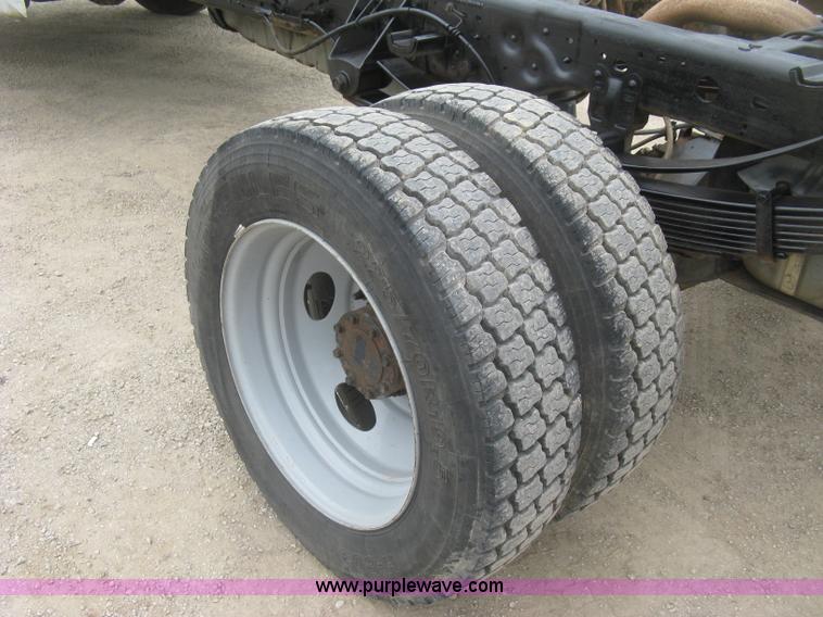 image for item H8562 2006 Ford F550 Super Duty XL cab and chassis