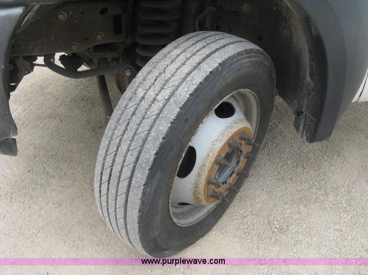 image for item H8562 2006 Ford F550 Super Duty XL cab and chassis