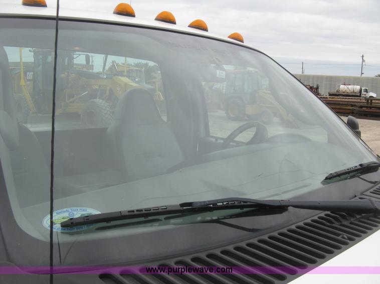 image for item H8562 2006 Ford F550 Super Duty XL cab and chassis