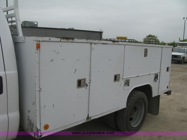 image for item H8566 2001 Ford F550 Super Duty XL utility truck