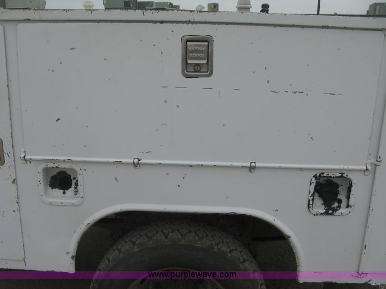 image for item H8566 2001 Ford F550 Super Duty XL utility truck