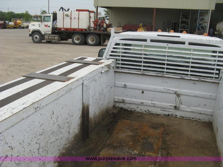 image for item H8566 2001 Ford F550 Super Duty XL utility truck