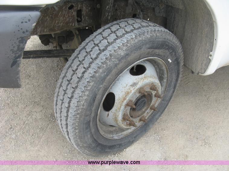 image for item H8566 2001 Ford F550 Super Duty XL utility truck