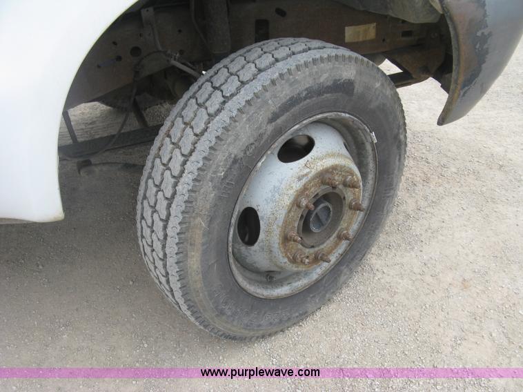 image for item H8566 2001 Ford F550 Super Duty XL utility truck