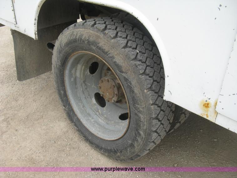 image for item H8566 2001 Ford F550 Super Duty XL utility truck