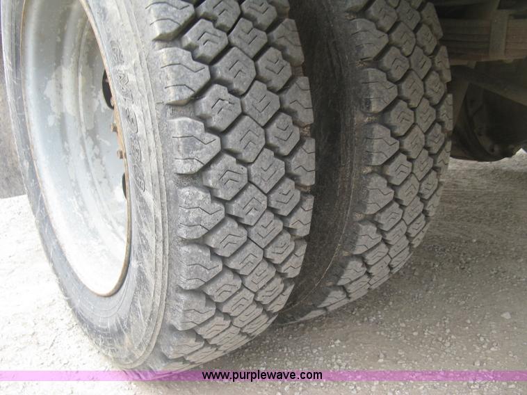 image for item H8566 2001 Ford F550 Super Duty XL utility truck