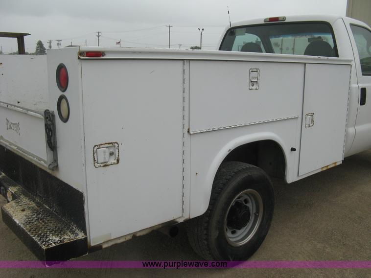 image for item H8567 2000 Ford F350  XL Super Duty utility truck