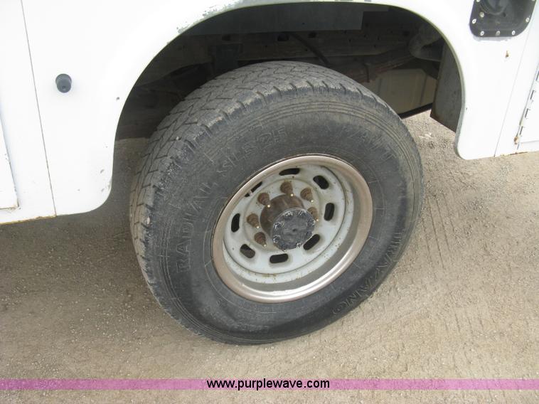 image for item H8567 2000 Ford F350  XL Super Duty utility truck