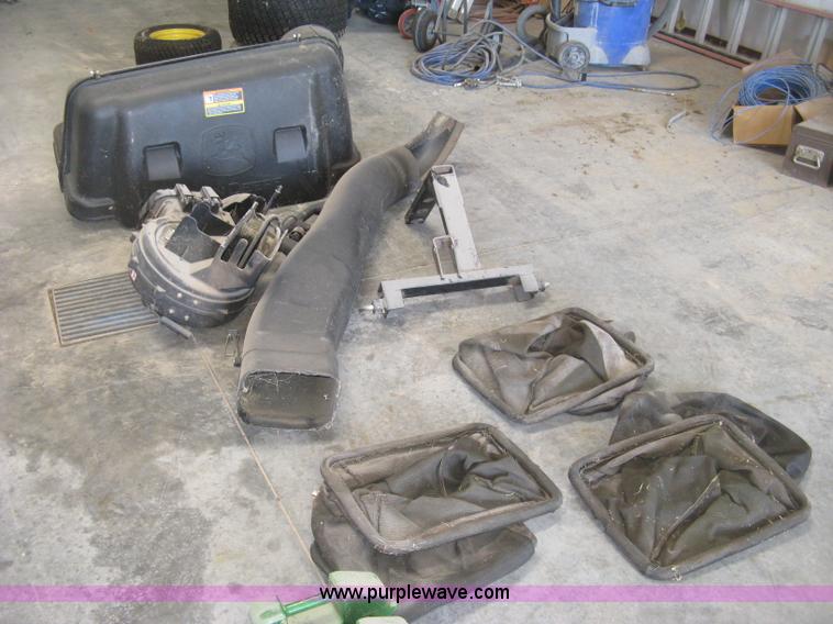 image for item H8570 2010 John Deere 2305HST MFWD utility tractor