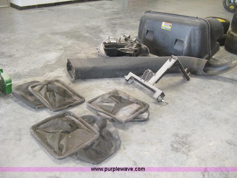 image for item H8570 2010 John Deere 2305HST MFWD utility tractor