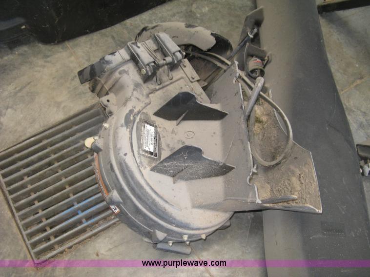 image for item H8570 2010 John Deere 2305HST MFWD utility tractor