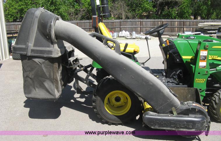 image for item H8570 2010 John Deere 2305HST MFWD utility tractor