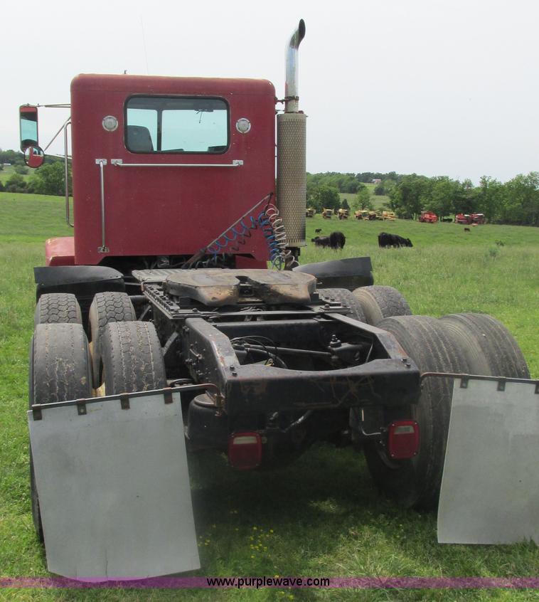 image for item I3002 1989 Peterbilt 375 semi truck