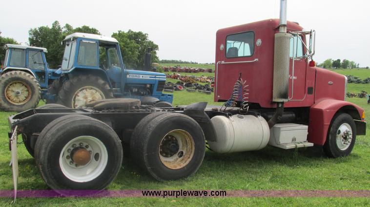 image for item I3002 1989 Peterbilt 375 semi truck
