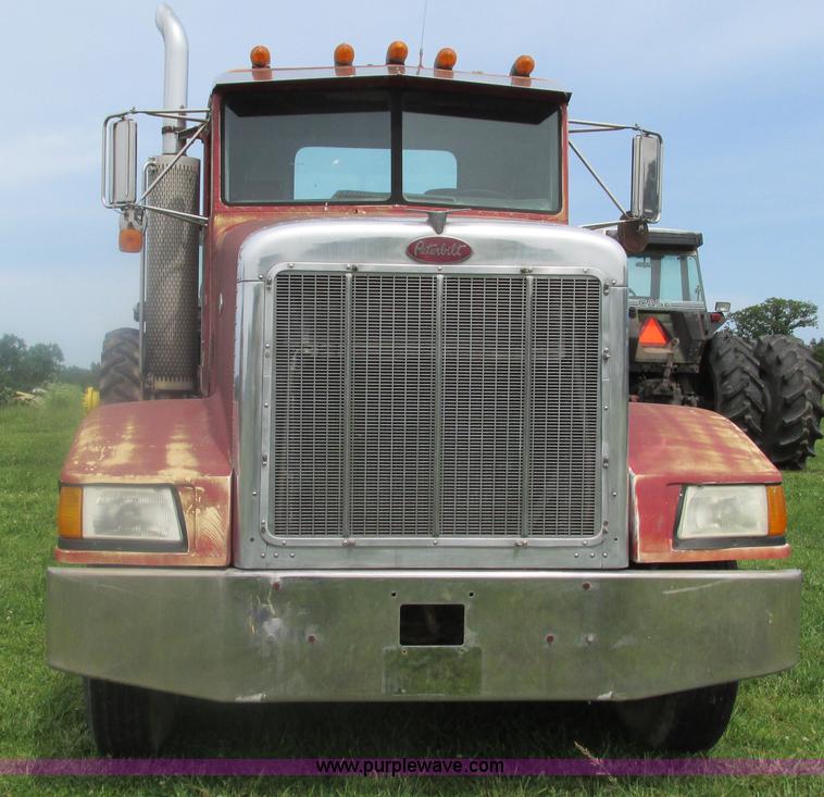 image for item I3002 1989 Peterbilt 375 semi truck