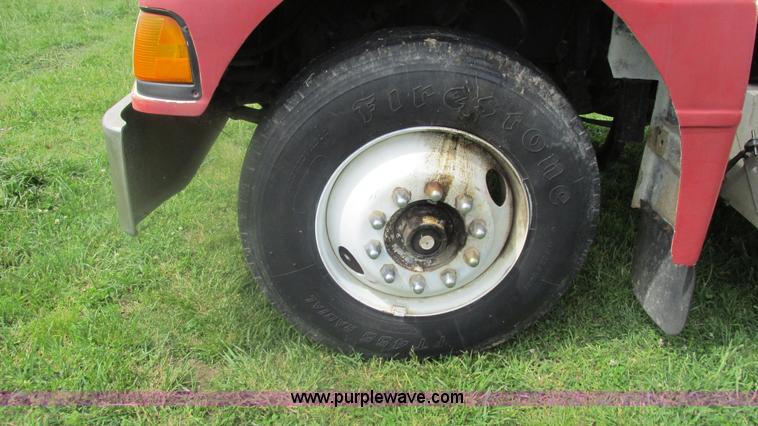 image for item I3002 1989 Peterbilt 375 semi truck