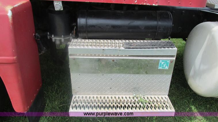 image for item I3002 1989 Peterbilt 375 semi truck