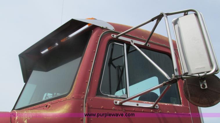 image for item I3002 1989 Peterbilt 375 semi truck