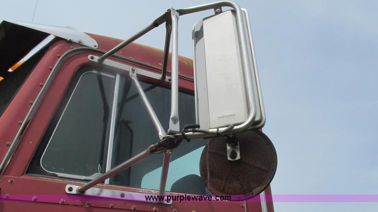 image for item I3002 1989 Peterbilt 375 semi truck