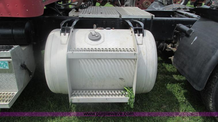 image for item I3002 1989 Peterbilt 375 semi truck