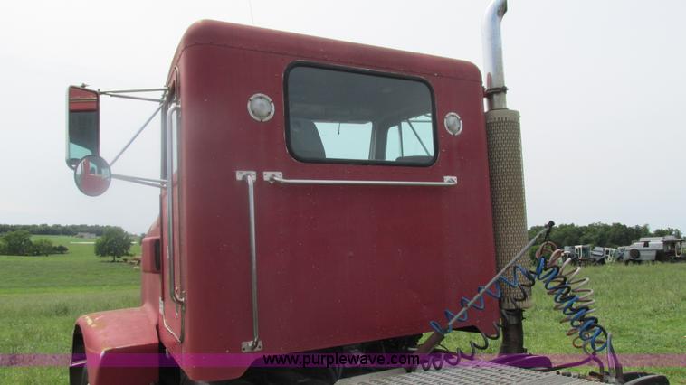 image for item I3002 1989 Peterbilt 375 semi truck