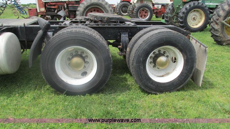 image for item I3002 1989 Peterbilt 375 semi truck