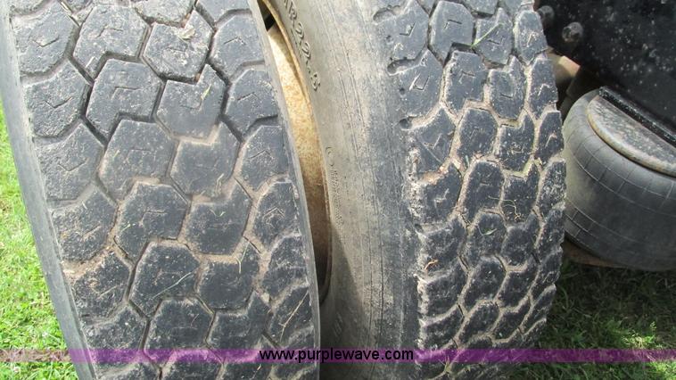 image for item I3002 1989 Peterbilt 375 semi truck