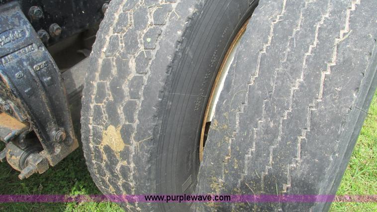 image for item I3002 1989 Peterbilt 375 semi truck