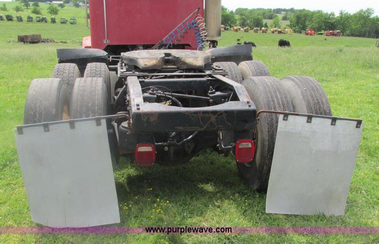 image for item I3002 1989 Peterbilt 375 semi truck