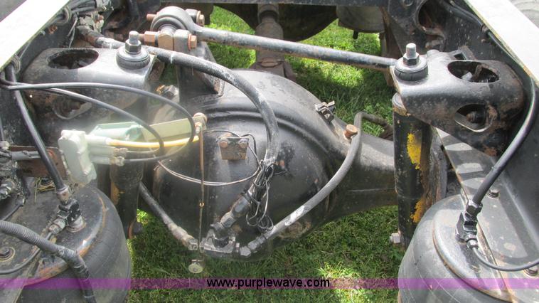 image for item I3002 1989 Peterbilt 375 semi truck