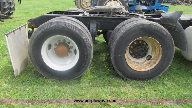 image for item I3002 1989 Peterbilt 375 semi truck