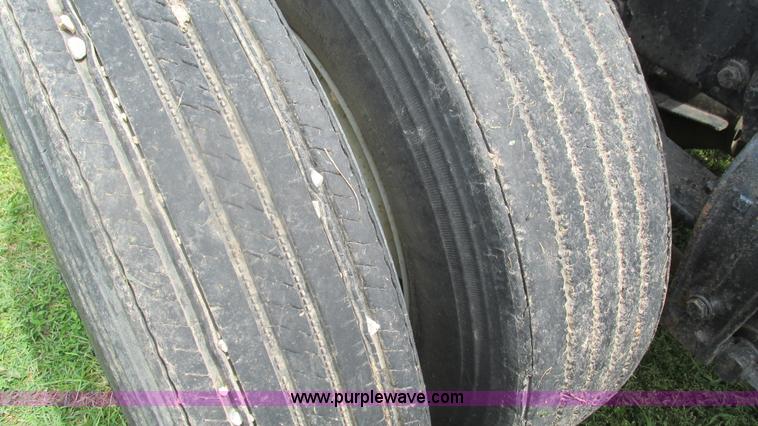 image for item I3002 1989 Peterbilt 375 semi truck