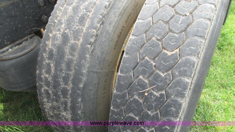 image for item I3002 1989 Peterbilt 375 semi truck