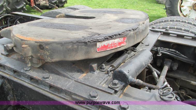 image for item I3002 1989 Peterbilt 375 semi truck