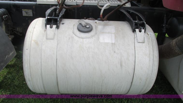 image for item I3002 1989 Peterbilt 375 semi truck