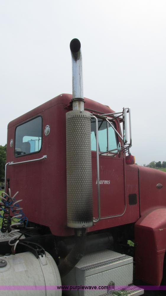 image for item I3002 1989 Peterbilt 375 semi truck