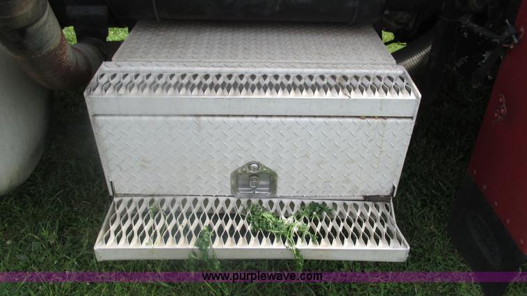 image for item I3002 1989 Peterbilt 375 semi truck