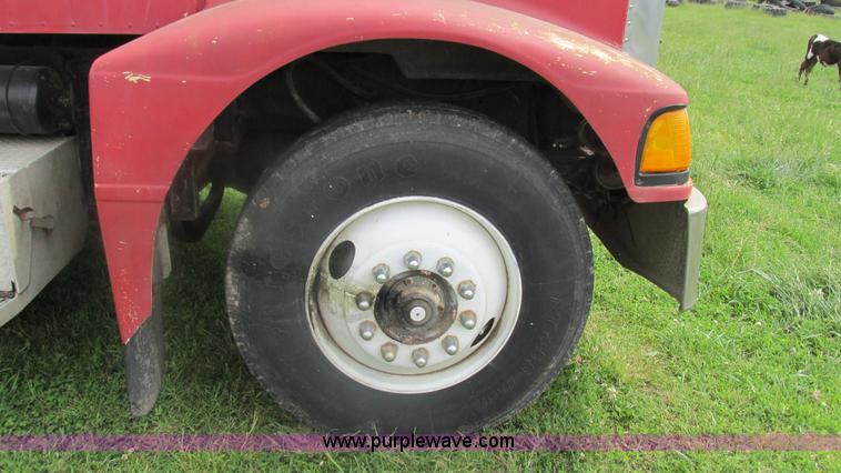 image for item I3002 1989 Peterbilt 375 semi truck