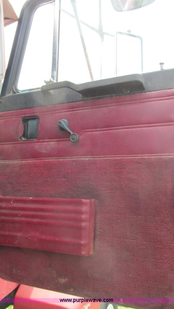 image for item I3002 1989 Peterbilt 375 semi truck