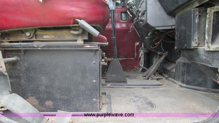 image for item I3002 1989 Peterbilt 375 semi truck