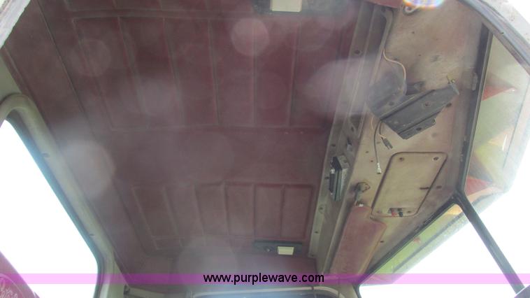 image for item I3002 1989 Peterbilt 375 semi truck