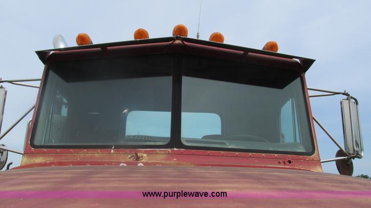 image for item I3002 1989 Peterbilt 375 semi truck