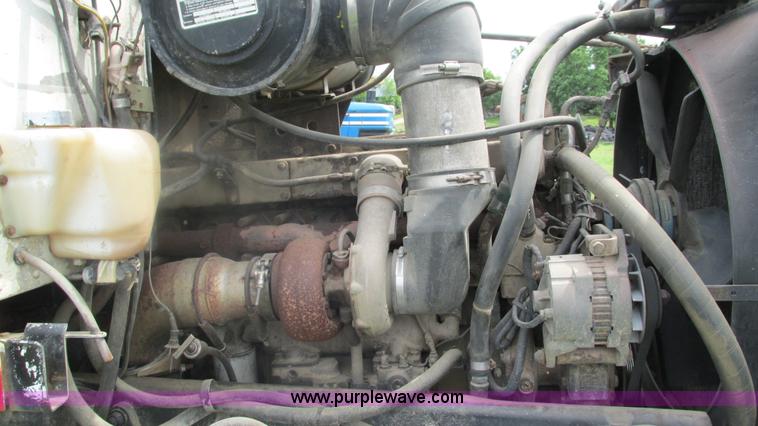 image for item I3002 1989 Peterbilt 375 semi truck