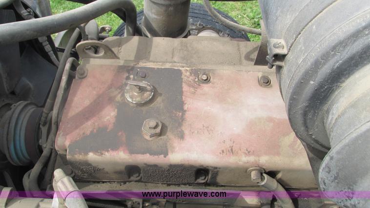 image for item I3002 1989 Peterbilt 375 semi truck