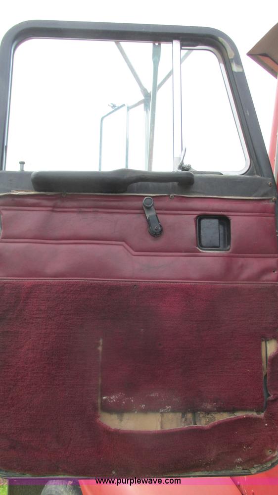 image for item I3002 1989 Peterbilt 375 semi truck