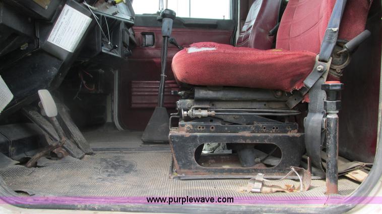 image for item I3002 1989 Peterbilt 375 semi truck