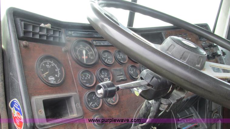 image for item I3002 1989 Peterbilt 375 semi truck